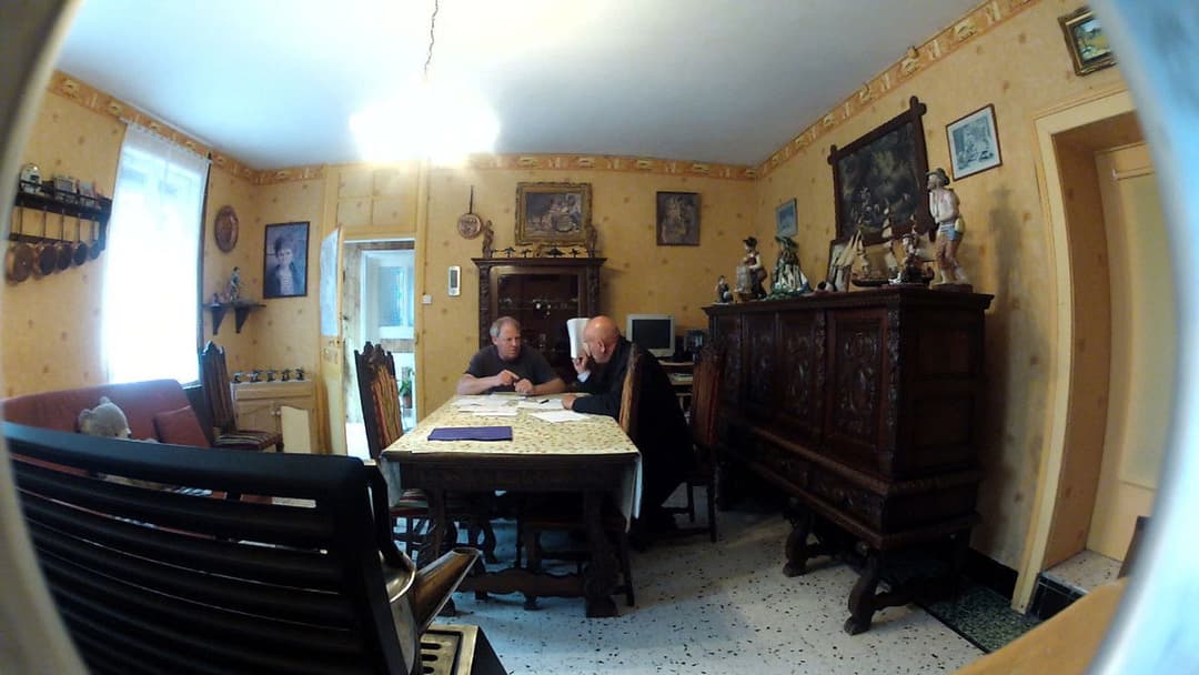 Merci Patron ! backdrop 4