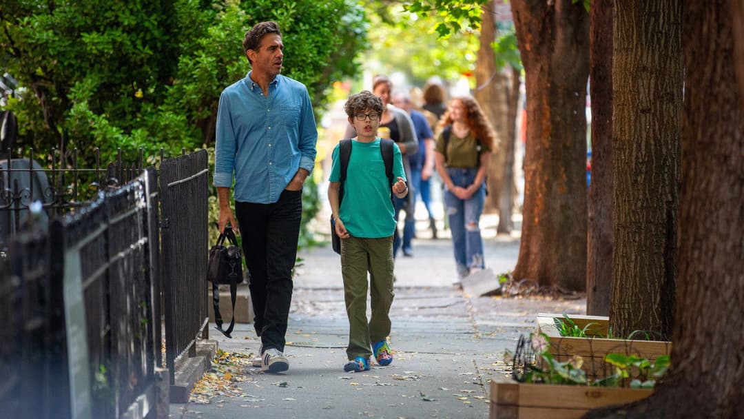 Езра: Неналежна поведінка backdrop 2