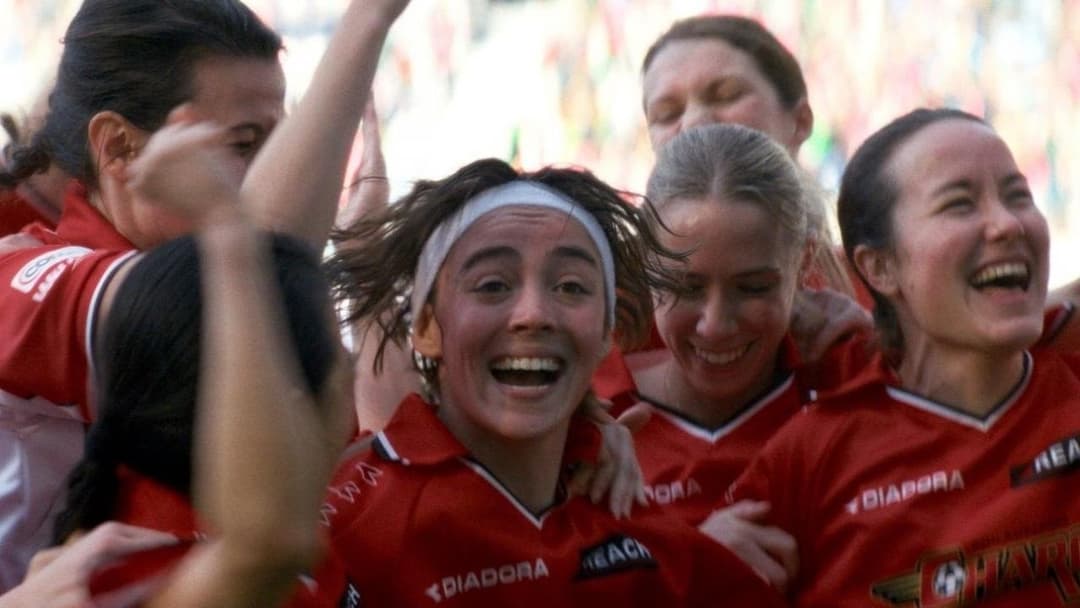 Marinette - Kämpferin. Fussballerin. Legende. backdrop 9