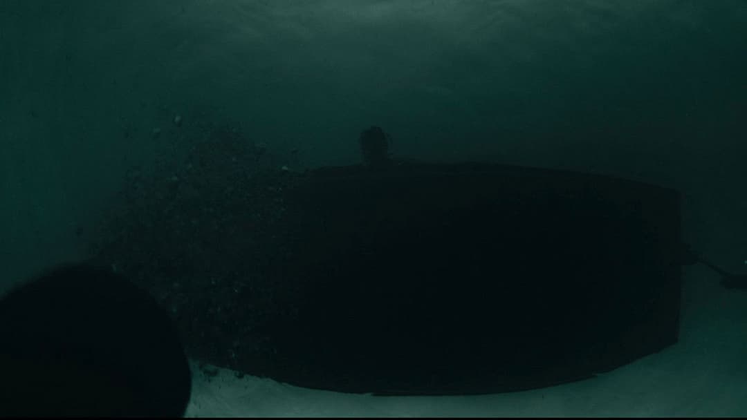 Black Bag - Doppeltes Spiel backdrop 18