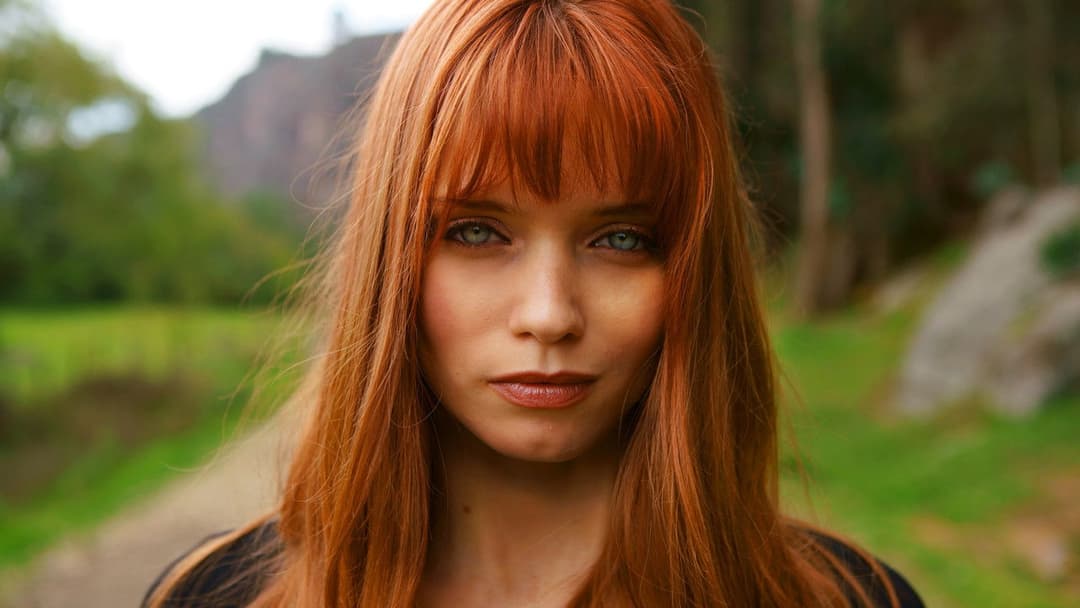 Elizabeth Harvest backdrop 4