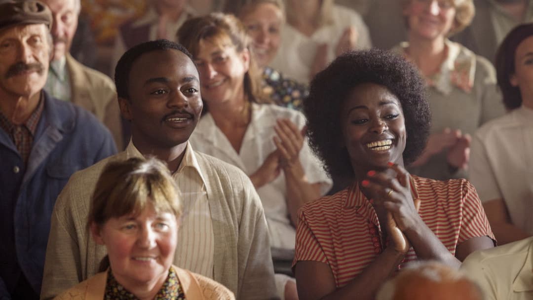 Ein Dorf sieht schwarz backdrop 12