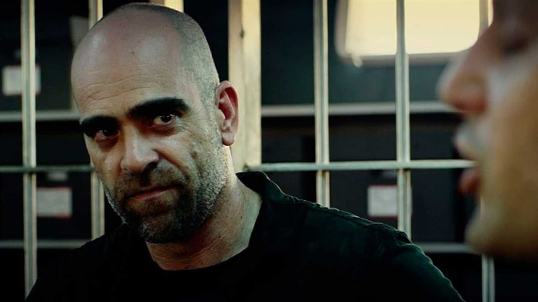 Cien años de perdón backdrop 4