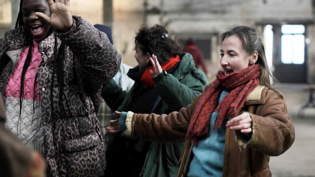 Les Invisibles backdrop 3