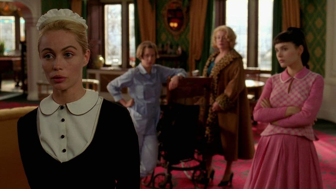 8 жінок backdrop 10