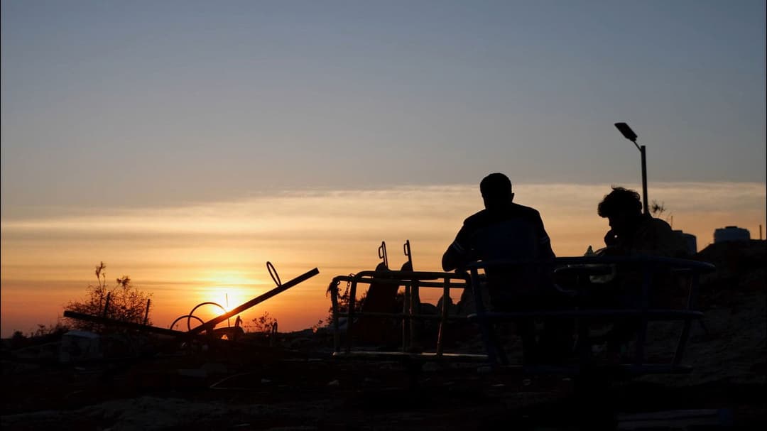 لا أرض أخرى backdrop 13