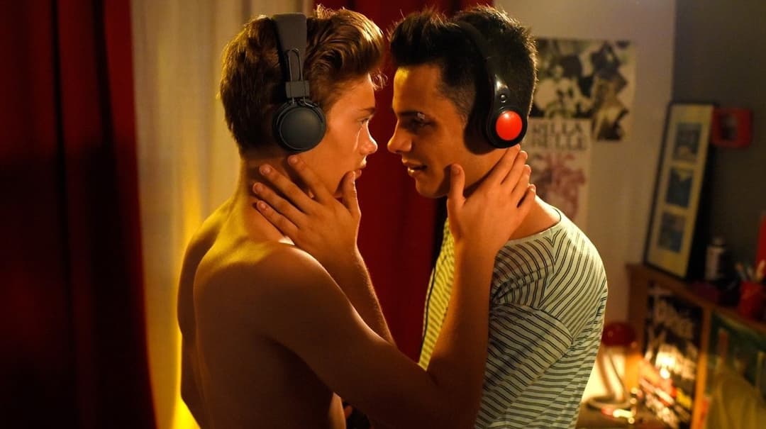 Baisers cachés backdrop 5