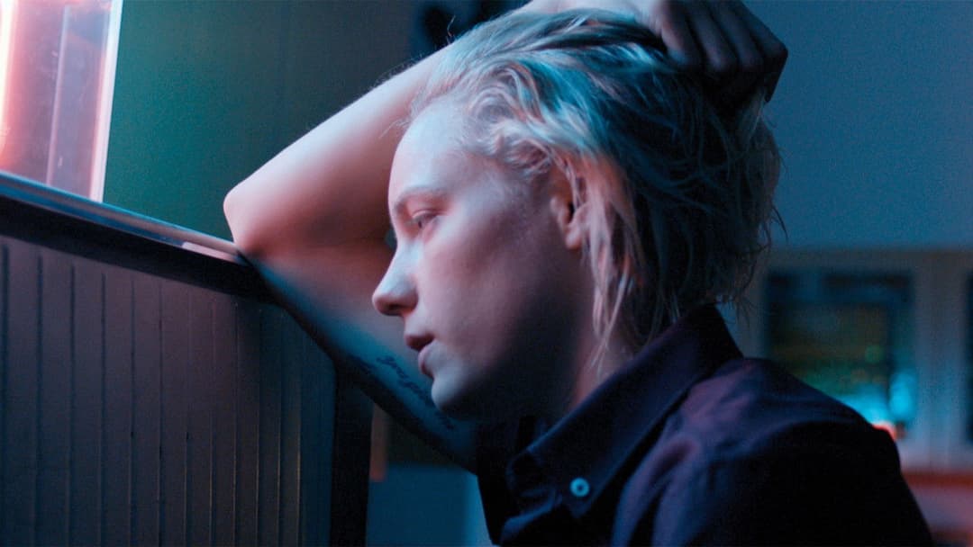 Нижче її губ backdrop 17