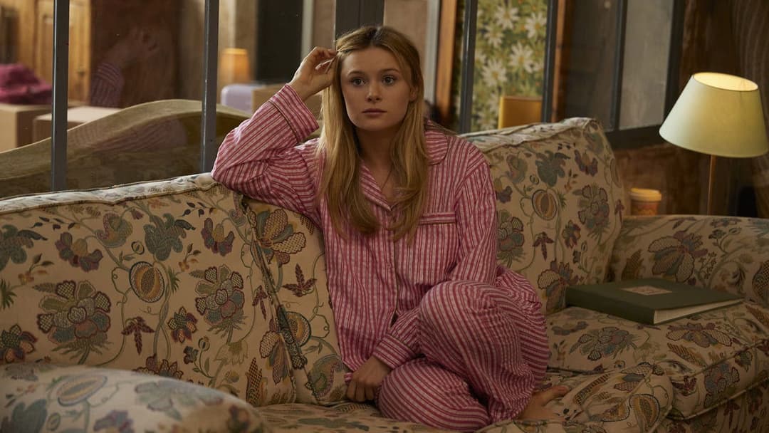 Love Me Love Me backdrop 4