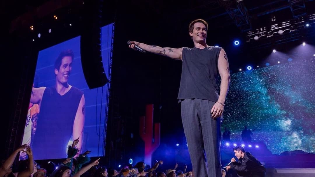 The Idea of You backdrop 15