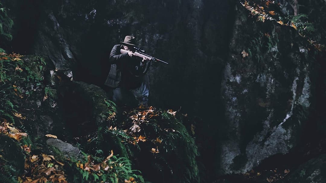 Alone - Du kannst nicht entkommen backdrop 8