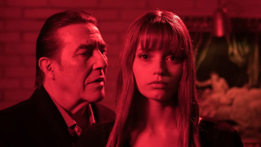 Elizabeth Harvest backdrop 5