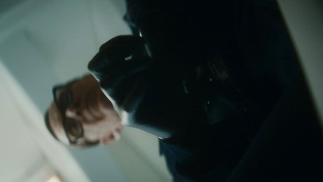 Black Bag - Doppeltes Spiel backdrop 19