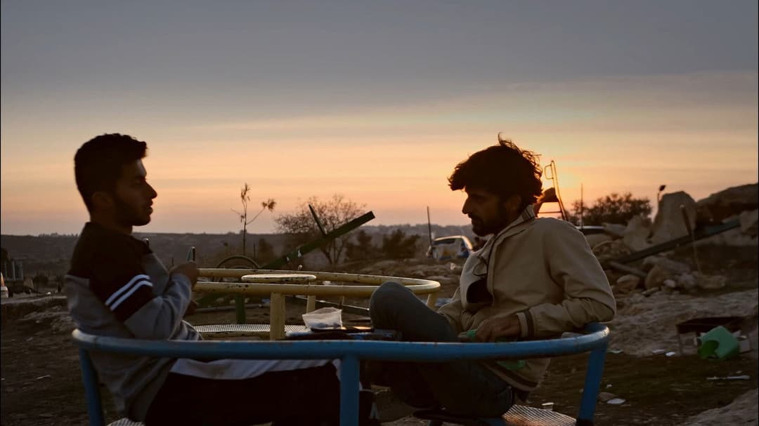 لا أرض أخرى backdrop 6