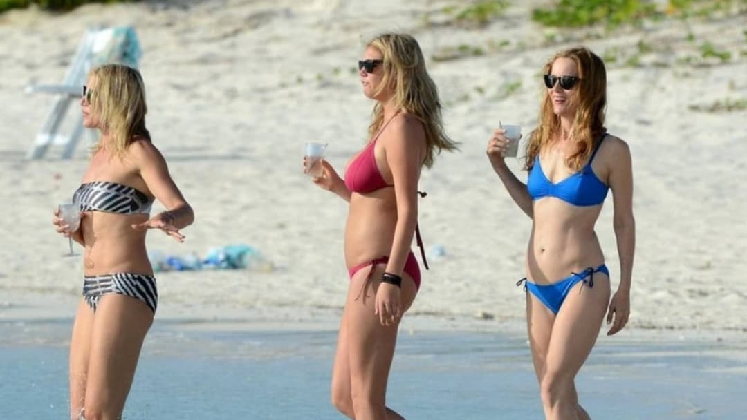 Інша жінка backdrop 9