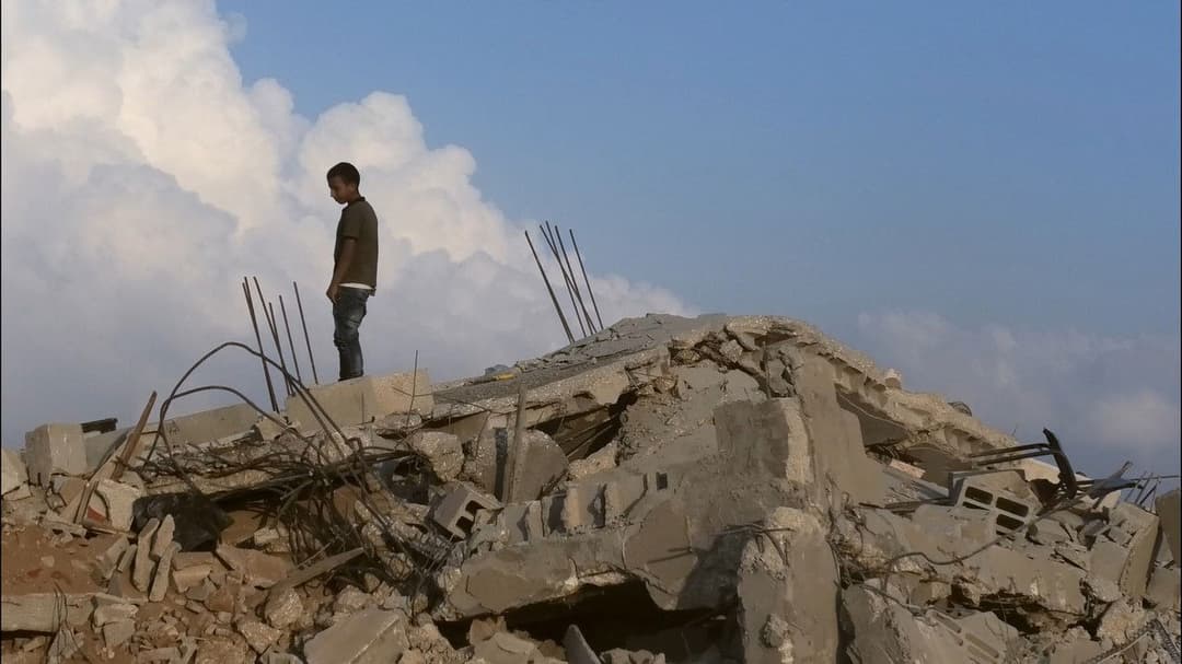 لا أرض أخرى backdrop 9