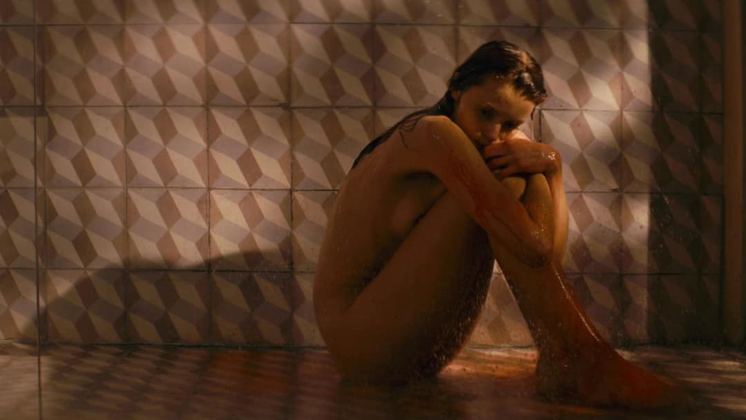 Elizabeth Harvest backdrop 7