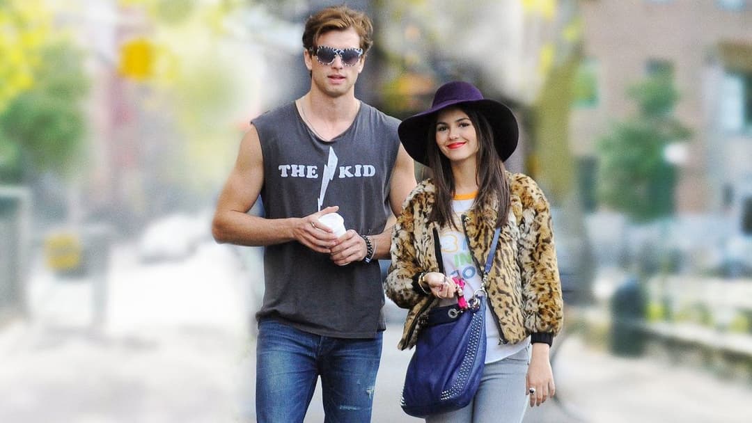 Naomi and Ely's No Kiss List backdrop 5