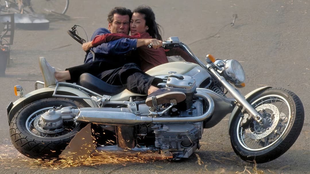 007: Завтра не помре ніколи backdrop 5