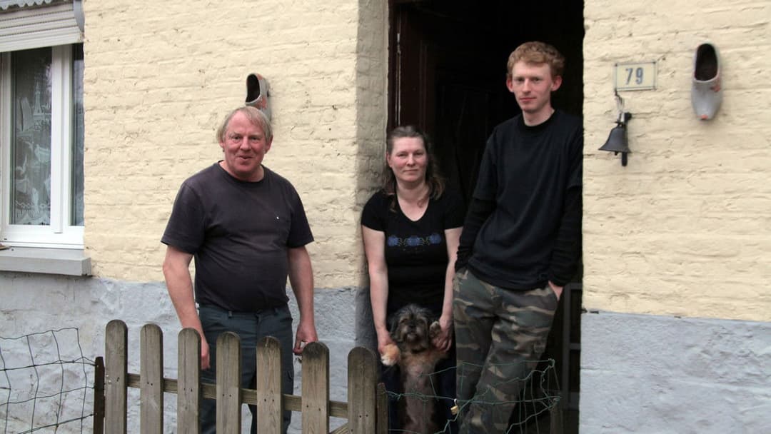 Merci Patron ! backdrop 3