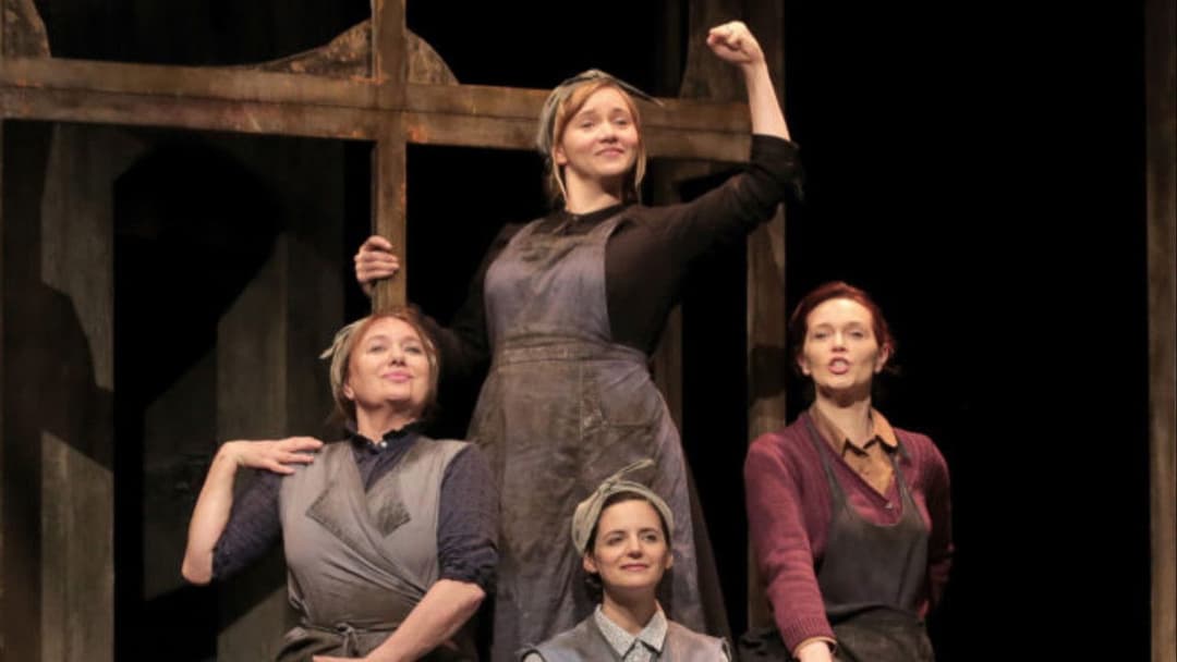 Les Filles Aux Mains Jaunes backdrop 2