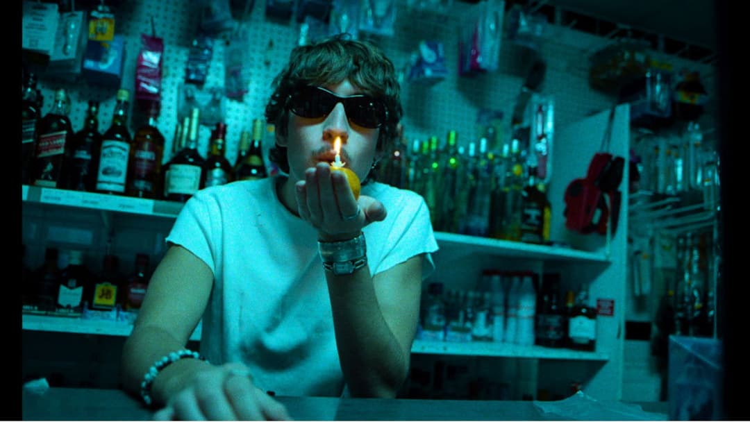 Miasto Between Us backdrop 2