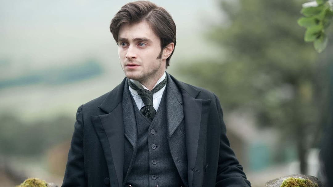 Жінка в чорному backdrop 7