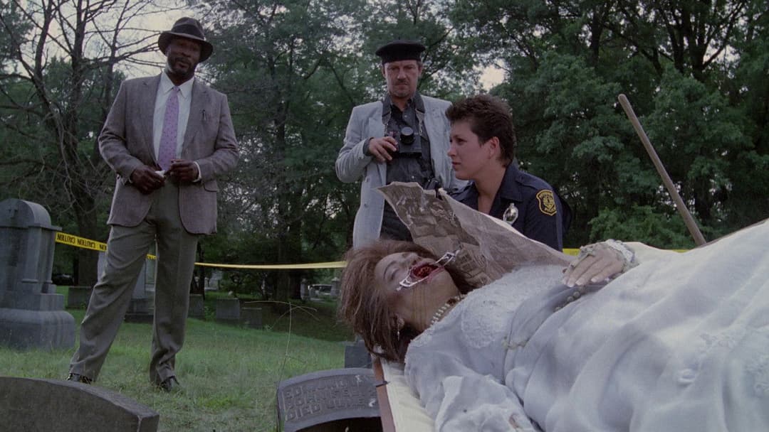 Due occhi diabolici backdrop 8