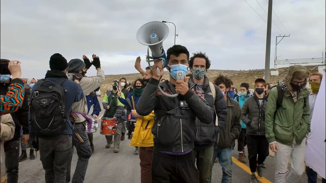 لا أرض أخرى backdrop 10