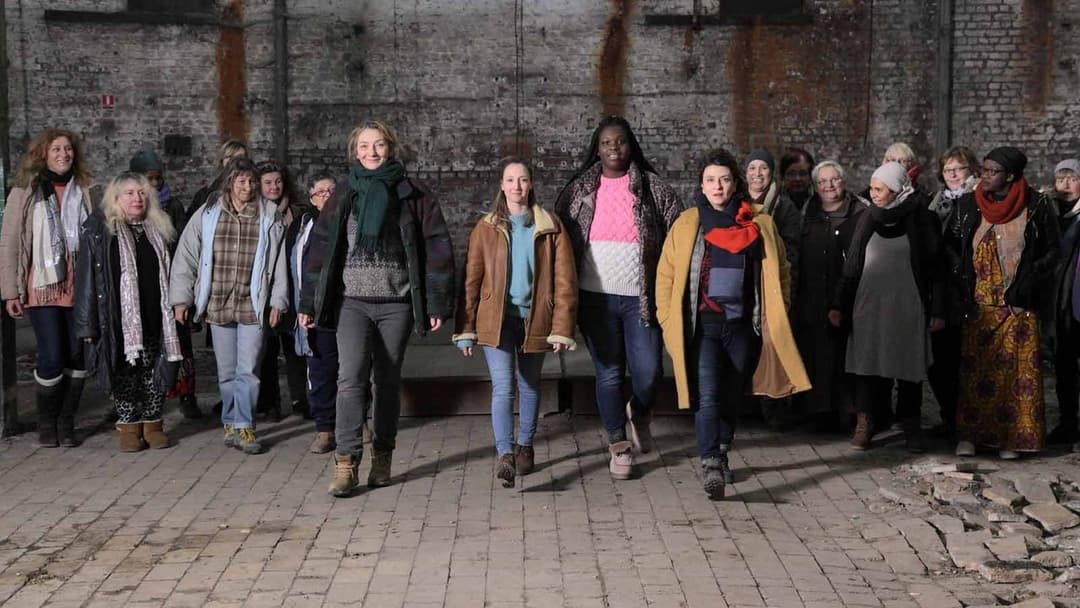 Les Invisibles backdrop 2