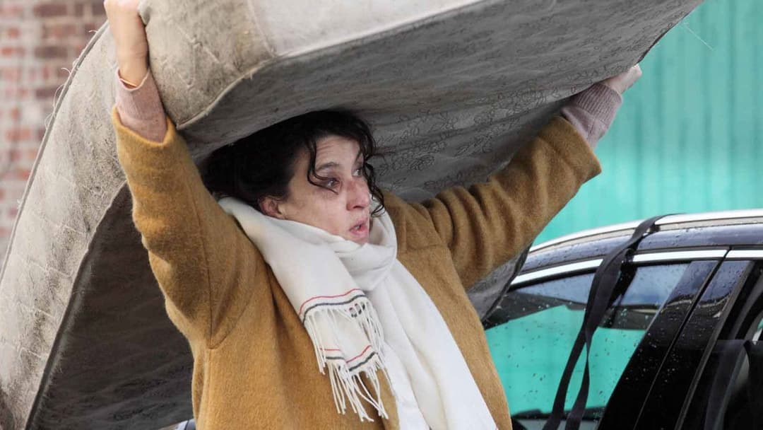 Les Invisibles backdrop 7