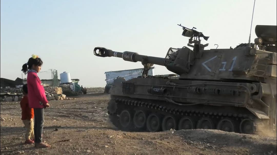 لا أرض أخرى backdrop 12