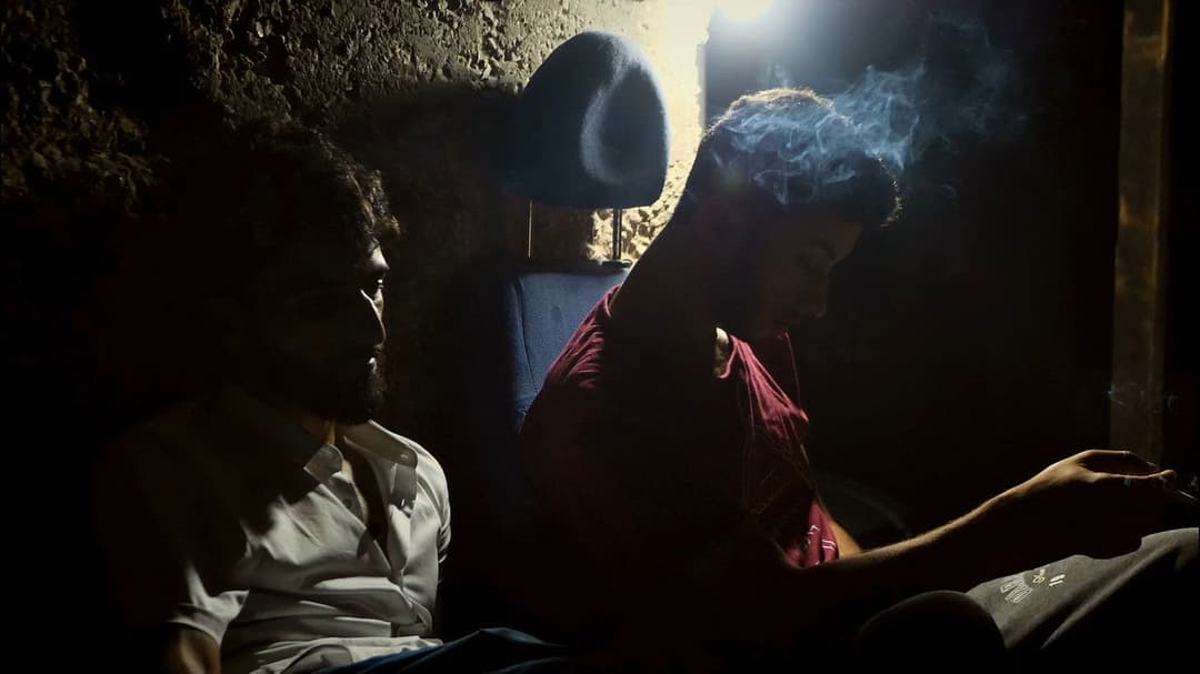 لا أرض أخرى backdrop 14