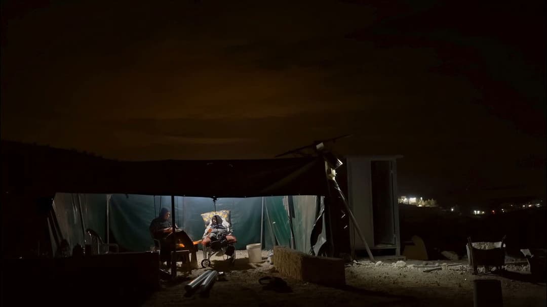 لا أرض أخرى backdrop 15