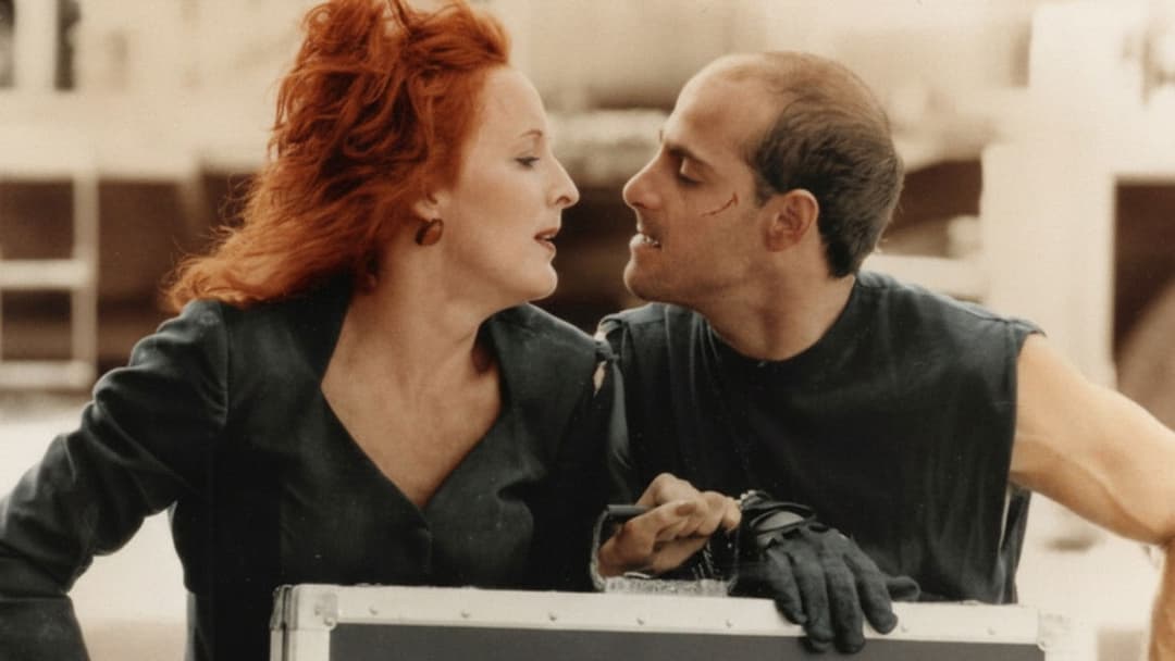 Родина Блю під прикриттям backdrop 2