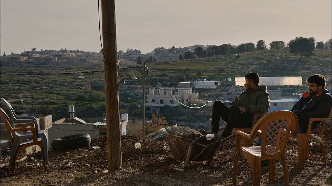 لا أرض أخرى backdrop 7