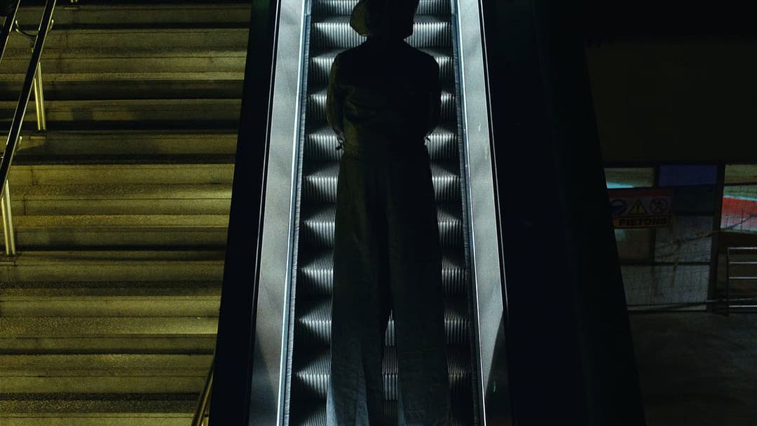 La Tête Haute backdrop 2