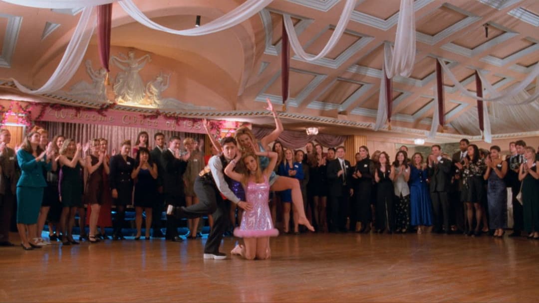 Блондинками не народжуються backdrop 4