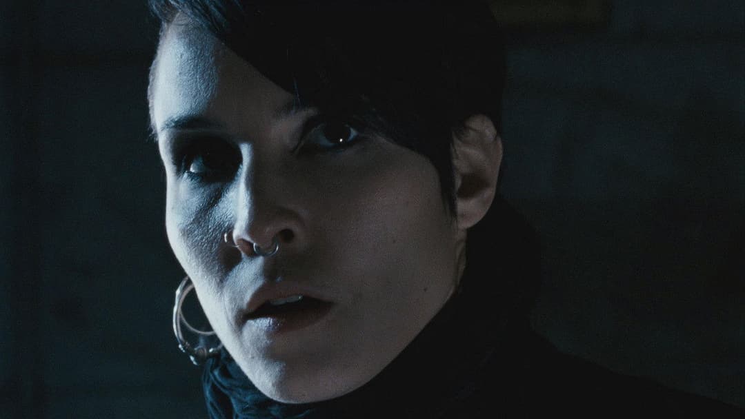 Дівчина, яка грала з вогнем backdrop 13