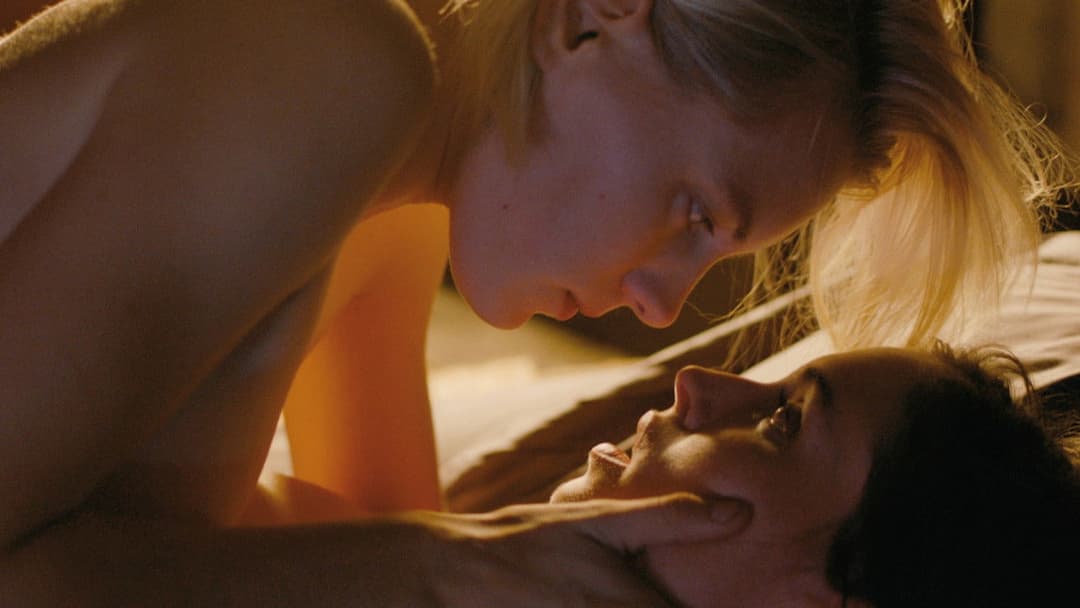 Нижче її губ backdrop 10