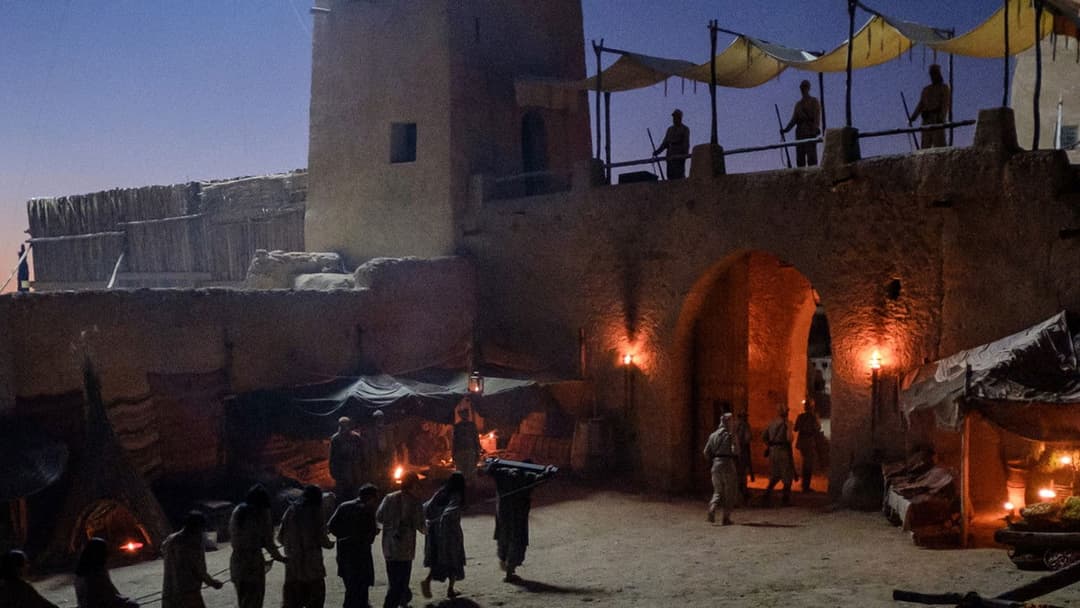 Warten auf die Barbaren backdrop 12