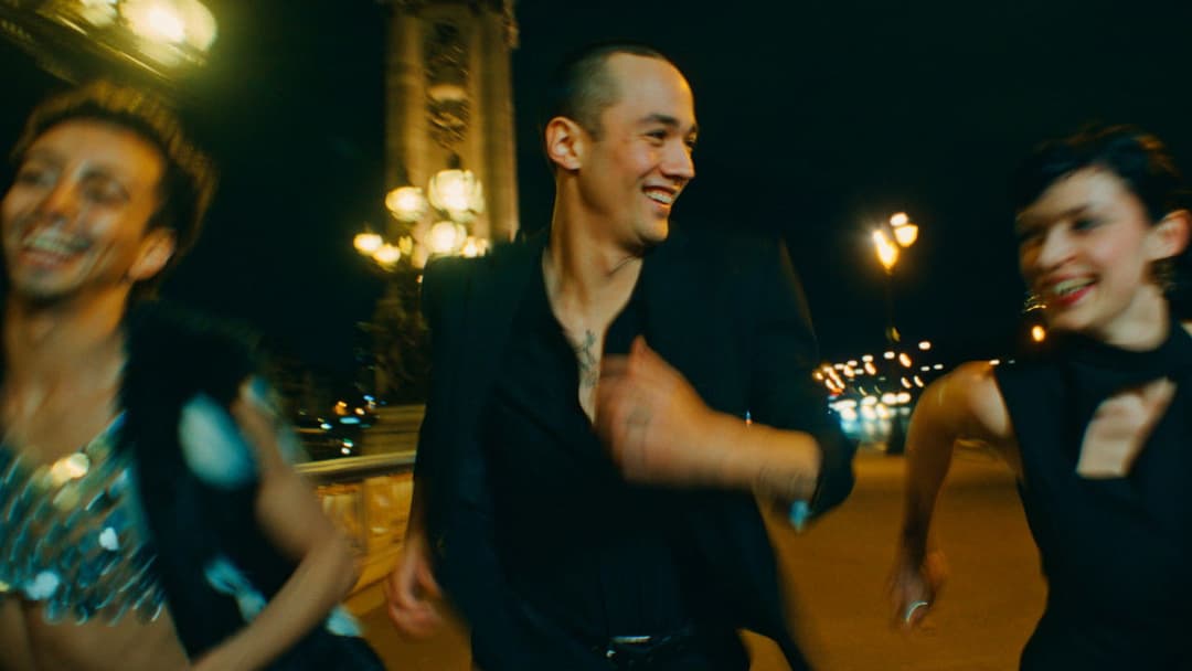 Nino dans la nuit backdrop 2