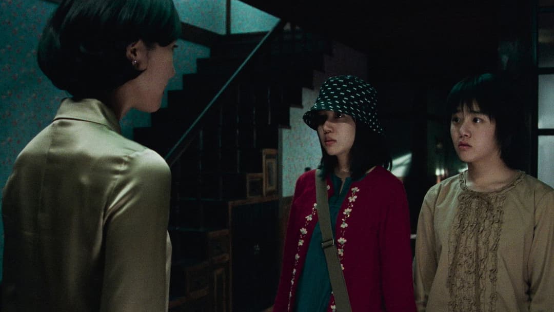 A Tale of Two Sisters backdrop 18