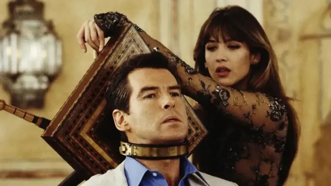 007: І цілого світу замало backdrop 19