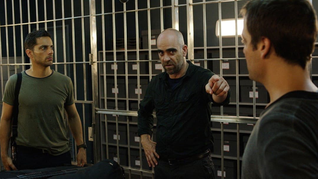 Cien años de perdón backdrop 3