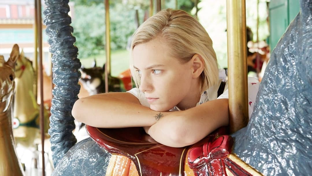 Нижче її губ backdrop 4