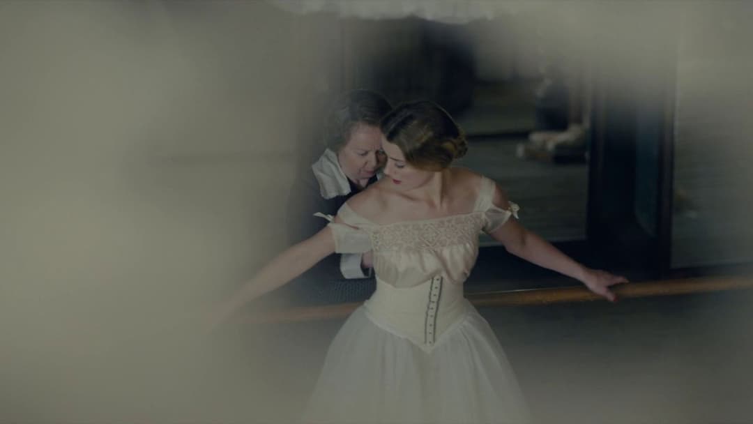 Дівчина з Данії backdrop 11