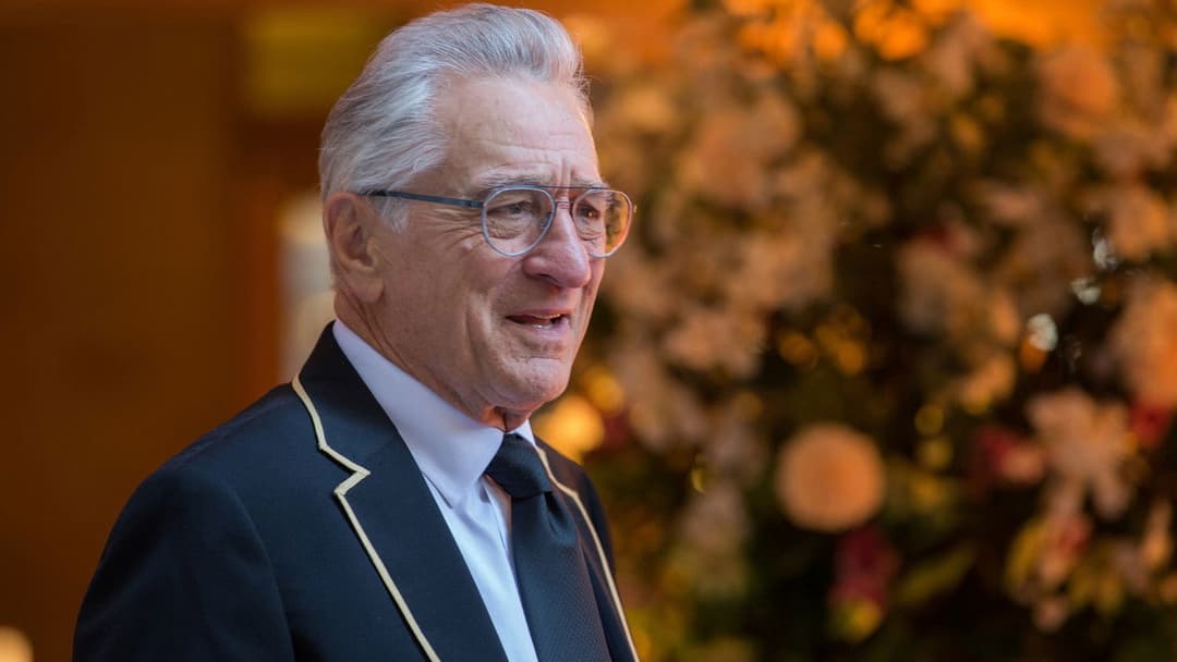 Езра: Неналежна поведінка backdrop 19