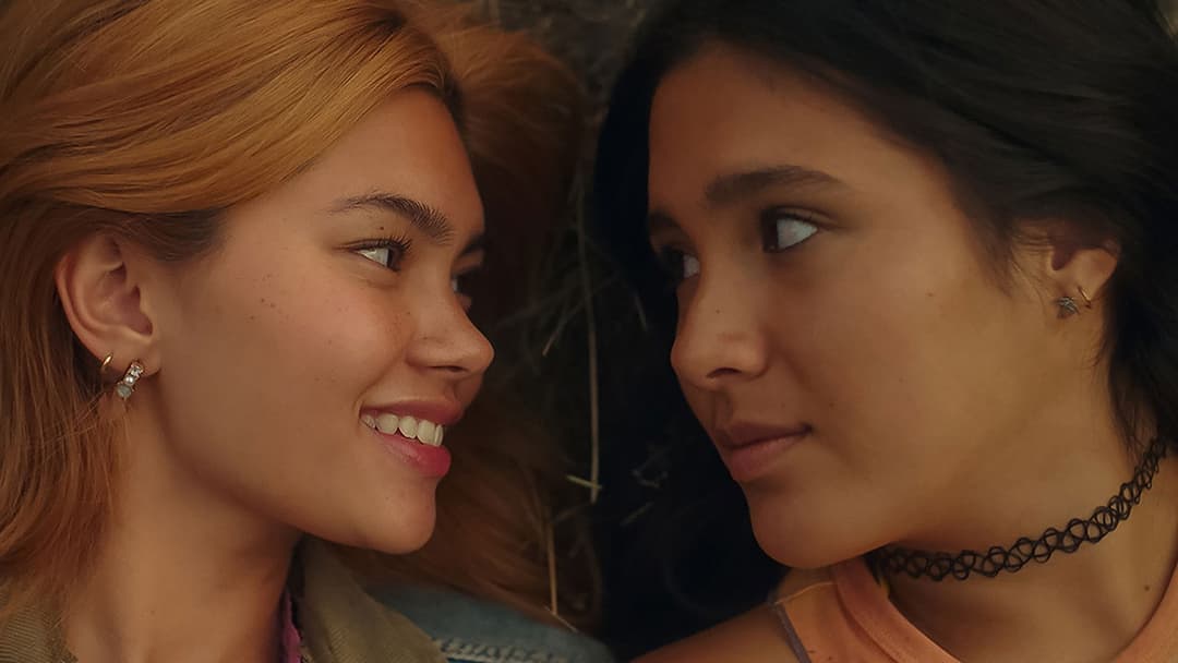 Дівчата люблять дівчат backdrop 2