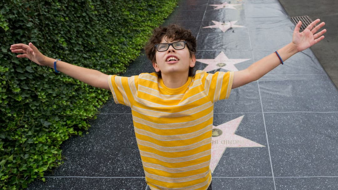 Езра: Неналежна поведінка backdrop 7